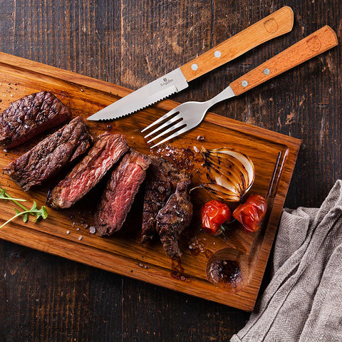 Imagem do produto: conjunto de 12 facas para bife com cabo de madeira. Parte da linha de conjuntos para bife. Características: • Material: aço inoxidável/madeira • 6 facas para bife • 6 garfos • Cor: marrom. (Imagem ilustrativa). Produto oficial Berlinger Haus, com o apoio da Promintra sl.