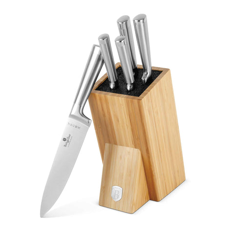 Product image of 6pcs knife set with BAMBOO stand. Part of the Black Vantage Collection/Matte Black Collection/Black Silver Collection/Eternal Collection/Anthracite Collection . Features: • Material: stainless steel with satin and mirror polish handle • Chef knife 20 cm • Slicer knife 20 cm • Bread knife 20 cm • Utility knife 12,5 cm.... (Studio view). Official Berlinger Haus product, boosted by Promintra sl.
