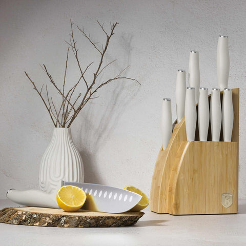 Imatge del producte d'un joc de ganivets de 10 peces amb estand BAMBOO. Part de la col·lecció Sahara. Característiques: • Material: acer inoxidable • Ganivet Xef 20 cm • Ganivet de pa 20 cm • Ganivet Santoku 17,5 cm • Ganivet multiusos 12,5 cm • Ganivet de pelar 9 cm • Ganivet de carn... (Vista d'estudi). Producte oficial Berlinger, impulsat per Promintra sl.