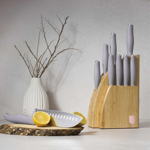 Imatge del producte d'un joc de ganivets de 10 peces amb estand BAMBOO. Part de la col·lecció Taupe. Característiques: • Material: acer inoxidable • Ganivet Xef 20 cm • Ganivet de pa 20 cm • Ganivet Santoku 17,5 cm • Ganivet multiusos 12,5 cm • Ganivet de pelar 9 cm • Ganivet de carn... (Vista d'estudi). Producte oficial de Berlinger, impulsat per Promintra sl.