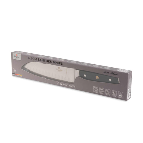 Imatge del producte del ganivet Santoku de 17,5 cm. Forma part de la col·lecció Black Vantage/Matte Black/Black Silver. Característiques: • Material: acer inoxidable • Mida: 17,5 cm • Color: negre-platejat. (Vista d'estudi). Producte oficial de Berlinger, impulsat per Promintra sl.