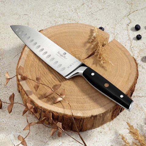 Imatge del producte del ganivet Santoku de 17,5 cm. Forma part de la col·lecció Black Vantage/Matte Black/Black Silver. Característiques: • Material: acer inoxidable • Mida: 17,5 cm • Color: negre-platejat. (Vista d'estudi). Producte oficial de Berlinger, impulsat per Promintra sl.
