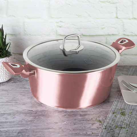 Imatge del producte de cassola amb tapa de 28 cm. Part de la col·lecció I-Rose. Característiques: • Material: alumini forjat • Cassola amb tapa Ø28*12,4 cm 6,1L • Color: rosa metàl·lic DISSENY REGISTRAT DE BERLINGER HAUS!. (Vista d'estil de vida). Producte oficial de Berlinger, impulsat per Promintra sl.