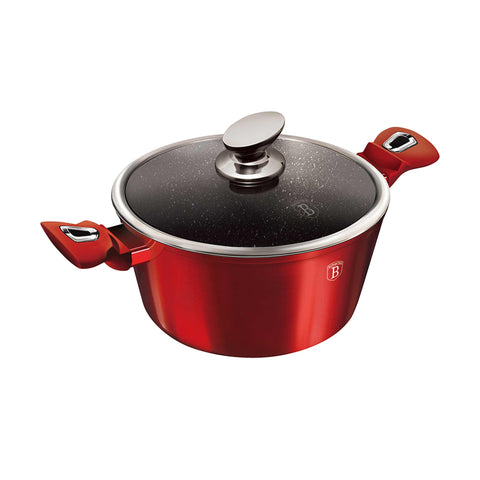 Imatge del producte de cassola amb tapa de 30 cm. Forma part de l'edició Metallic Line Burgundy. Característiques: • Material: alumini forjat • Cassola amb tapa Ø30*13,5 cm 8L • Color: bordeus metàl·lic DISSENY REGISTRAT DE BERLINGER HAUS!. (Vista de l'estudi). Producte oficial de Berlinger, impulsat per Promintra sl.