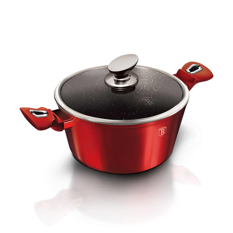 Imatge del producte de cassola amb tapa de 30 cm. Forma part de l'edició Metallic Line Burgundy. Característiques: • Material: alumini forjat • Cassola amb tapa Ø30*13,5 cm 8L • Color: bordeus metàl·lic DISSENY REGISTRAT DE BERLINGER HAUS!. (Vista de l'estudi). Producte oficial de Berlinger, impulsat per Promintra sl.