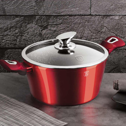 Imatge del producte de cassola amb tapa de 30 cm. Forma part de l'edició Metallic Line Burgundy. Característiques: • Material: alumini forjat • Cassola amb tapa Ø30*13,5 cm 8L • Color: bordeus metàl·lic DISSENY REGISTRAT DE BERLINGER HAUS!. (Vista de l'estudi). Producte oficial de Berlinger, impulsat per Promintra sl.