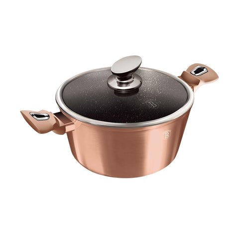 Imagem do produto: Caçarola com tampa de 30 cm. Parte da Linha Metálica Edição Ouro Rosa. Características: • Material: alumínio forjado • Caçarola com tampa Ø30*13,5 cm 8L • Cor: ouro rosa metálico. DESIGN REGISTRADO POR BERLINGER HAUS! (Visão Lifestyle). Produto oficial Berlinger Haus, com o apoio da Promintra sl.