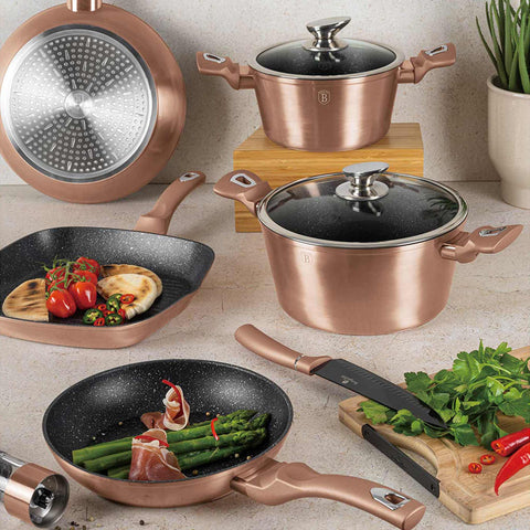 Imagem do produto: Caçarola com tampa de 30 cm. Parte da Linha Metálica Edição Ouro Rosa. Características: • Material: alumínio forjado • Caçarola com tampa Ø30*13,5 cm 8L • Cor: ouro rosa metálico. DESIGN REGISTRADO POR BERLINGER HAUS! (Visão Lifestyle). Produto oficial Berlinger Haus, com o apoio da Promintra sl.
