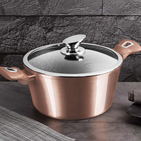 Imagem do produto: Caçarola com tampa de 30 cm. Parte da Linha Metálica Edição Ouro Rosa. Características: • Material: alumínio forjado • Caçarola com tampa Ø30*13,5 cm 8L • Cor: ouro rosa metálico. DESIGN REGISTRADO POR BERLINGER HAUS! (Visão Lifestyle). Produto oficial Berlinger Haus, com o apoio da Promintra sl.