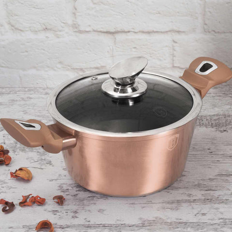 Imagem do produto: Caçarola com tampa de 30 cm. Parte da Linha Metálica Edição Ouro Rosa. Características: • Material: alumínio forjado • Caçarola com tampa Ø30*13,5 cm 8L • Cor: ouro rosa metálico. DESIGN REGISTRADO POR BERLINGER HAUS! (Visão Lifestyle). Produto oficial Berlinger Haus, com o apoio da Promintra sl.