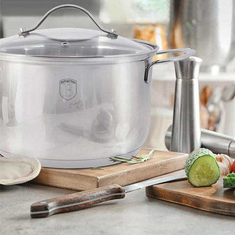 Imatge del producte de cassola amb tapa de 18 cm. Forma part de la col·lecció de joieria de plata. Característiques: • Material: acer inoxidable • Cassola amb tapa de Ø18*11,5 cm 2,6L • Color: acer inoxidable. (Vista d'estudi). Producte oficial de Berlinger, impulsat per Promintra sl.
