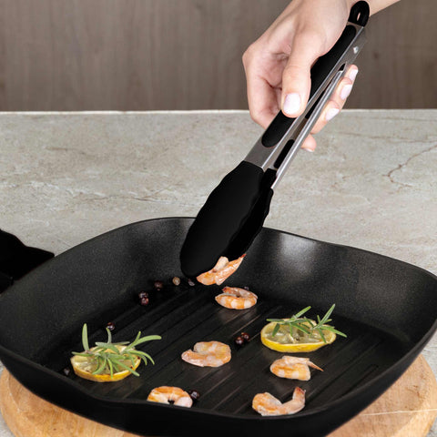 Imatge del producte de la pinça per a aliments. Forma part de la col·lecció Black Vantage/Matte Black/Black Silver. Característiques: • Material: acer inoxidable i silicona • Color: negre. (Vista d'estudi). Producte oficial de Berlinger, impulsat per Promintra sl.