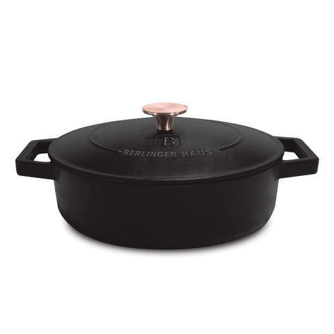 Imatge del producte d'una olla poc profunda de ferro colat de 26 cm. Forma part de la sèrie Strong Mold. Característiques: • Material: ferro colat amb recobriment d'ESMALT • Mida: Ø26*7,5 cm 2,57 L • Color: negre mat. (Vista d'estudi). Producte oficial de Berlinger, impulsat per Promintra sl.
