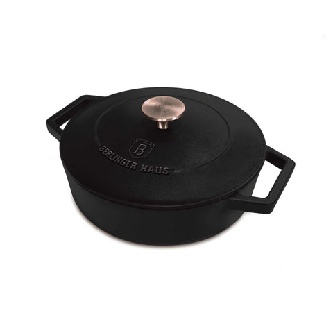 Imatge del producte d'una olla poc profunda de ferro colat de 26 cm. Forma part de la sèrie Strong Mold. Característiques: • Material: ferro colat amb recobriment d'ESMALT • Mida: Ø26*7,5 cm 2,57 L • Color: negre mat. (Vista d'estudi). Producte oficial de Berlinger, impulsat per Promintra sl.