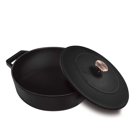 Imatge del producte d'una olla poc profunda de ferro colat de 26 cm. Forma part de la sèrie Strong Mold. Característiques: • Material: ferro colat amb recobriment d'ESMALT • Mida: Ø26*7,5 cm 2,57 L • Color: negre mat. (Vista d'estudi). Producte oficial de Berlinger, impulsat per Promintra sl.
