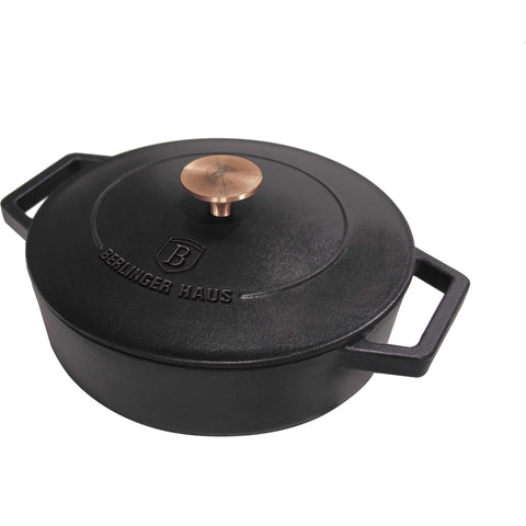 Imatge del producte d'una olla poc profunda de ferro colat de 26 cm. Forma part de la sèrie Strong Mold. Característiques: • Material: ferro colat amb recobriment d'ESMALT • Mida: Ø26*7,5 cm 2,57 L • Color: negre mat. (Vista d'estudi). Producte oficial de Berlinger, impulsat per Promintra sl.