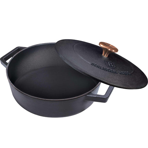 Imatge del producte d'una olla poc profunda de ferro colat de 26 cm. Forma part de la sèrie Strong Mold. Característiques: • Material: ferro colat amb recobriment d'ESMALT • Mida: Ø26*7,5 cm 2,57 L • Color: negre mat. (Vista d'estudi). Producte oficial de Berlinger, impulsat per Promintra sl.
