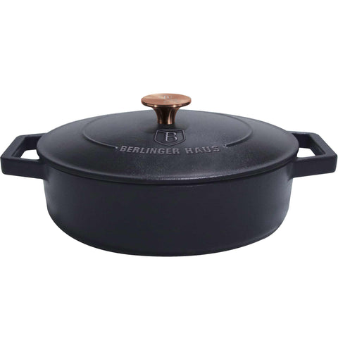 Imatge del producte d'una olla poc profunda de ferro colat de 26 cm. Forma part de la sèrie Strong Mold. Característiques: • Material: ferro colat amb recobriment d'ESMALT • Mida: Ø26*7,5 cm 2,57 L • Color: negre mat. (Vista d'estudi). Producte oficial de Berlinger, impulsat per Promintra sl.