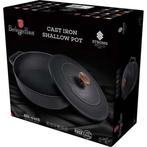 Imatge del producte d'una olla poc profunda de ferro colat de 26 cm. Forma part de la sèrie Strong Mold. Característiques: • Material: ferro colat amb recobriment d'ESMALT • Mida: Ø26*7,5 cm 2,57 L • Color: negre mat. (Vista d'estudi). Producte oficial de Berlinger, impulsat per Promintra sl.