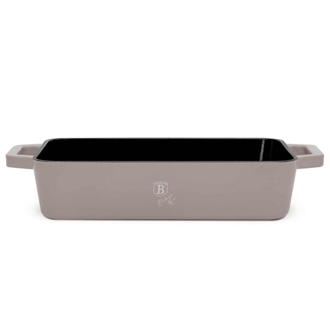 Product image of Roaster 30cm cast iron. Part of the Taupe Collection . Features: • Material: cast iron with 3 layers shiny ENAMEL coating • Size: Ø30*20 cm 3 L • Color: taupe. (Studio view). Official Berlinger Haus product, boosted by Promintra sl.