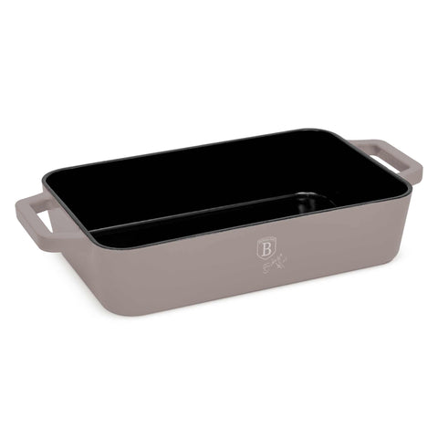 Product image of Roaster 30cm cast iron. Part of the Taupe Collection . Features: • Material: cast iron with 3 layers shiny ENAMEL coating • Size: Ø30*20 cm 3 L • Color: taupe. (Studio view). Official Berlinger Haus product, boosted by Promintra sl.
