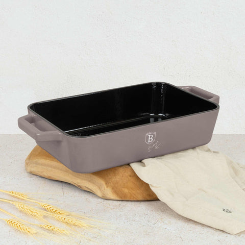 Product image of Roaster 30cm cast iron. Part of the Taupe Collection . Features: • Material: cast iron with 3 layers shiny ENAMEL coating • Size: Ø30*20 cm 3 L • Color: taupe. (Studio view). Official Berlinger Haus product, boosted by Promintra sl.