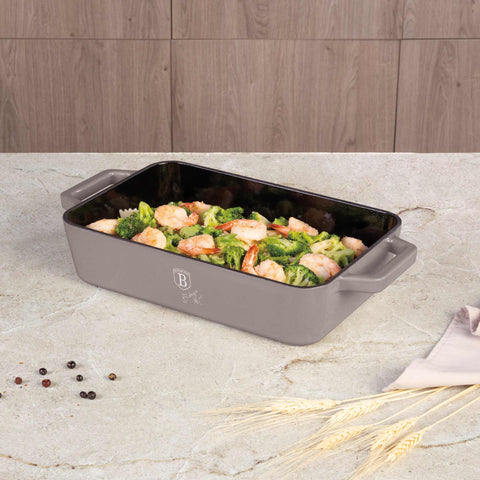 Product image of Roaster 30cm cast iron. Part of the Taupe Collection . Features: • Material: cast iron with 3 layers shiny ENAMEL coating • Size: Ø30*20 cm 3 L • Color: taupe. (Studio view). Official Berlinger Haus product, boosted by Promintra sl.