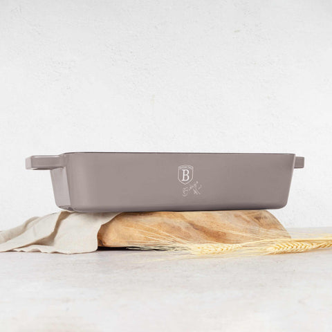 Product image of Roaster 30cm cast iron. Part of the Taupe Collection . Features: • Material: cast iron with 3 layers shiny ENAMEL coating • Size: Ø30*20 cm 3 L • Color: taupe. (Studio view). Official Berlinger Haus product, boosted by Promintra sl.
