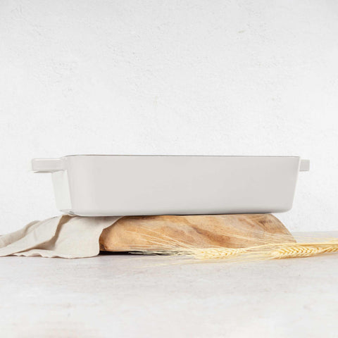 Imatge del producte de la planxa per a rostir de 30 cm. Part de la col·lecció Sahara. Característiques: • Material: ferro colat amb 3 capes de recobriment d'ESMALT brillant • Mida: Ø30*20 cm 3 L • Color: crema. (Vista d'estudi). Producte oficial de Berlinger, impulsat per Promintra sl.