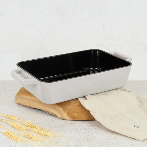 Imatge del producte de la planxa per a rostir de 30 cm. Part de la col·lecció Sahara. Característiques: • Material: ferro colat amb 3 capes de recobriment d'ESMALT brillant • Mida: Ø30*20 cm 3 L • Color: crema. (Vista d'estudi). Producte oficial de Berlinger, impulsat per Promintra sl.