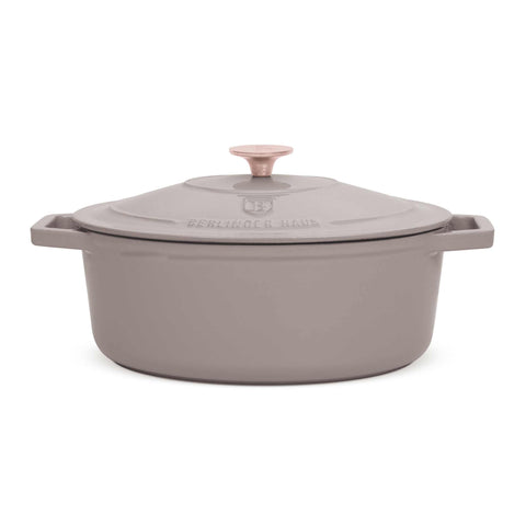 Imatge del producte de la rostidora ovalada de ferro colat de 30 cm. Forma part de la col·lecció Taupe. Característiques: • Material: ferro colat amb 3 capes de recobriment d'ESMALT brillant • Mida: Ø30*12 cm 4,65 L • Color: blanc-toupe. (Vista d'estudi). Producte oficial de Berlinger, impulsat per Promintra sl.