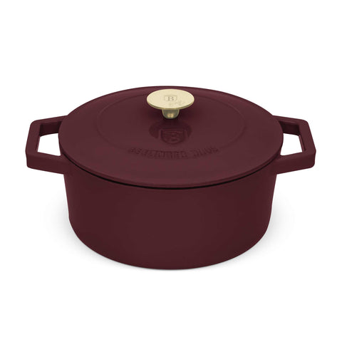Imatge del producte de la cassola de ferro colat de 24 cm. Part de la col·lecció Leonardo. Característiques: • Material: ferro colat amb 3 capes de recobriment d'ESMALT brillant • Mida: Ø24*11 cm 4,35 L • Color: bordeus mat. (Vista d'estudi). Producte oficial de Berlinger, impulsat per Promintra sl.