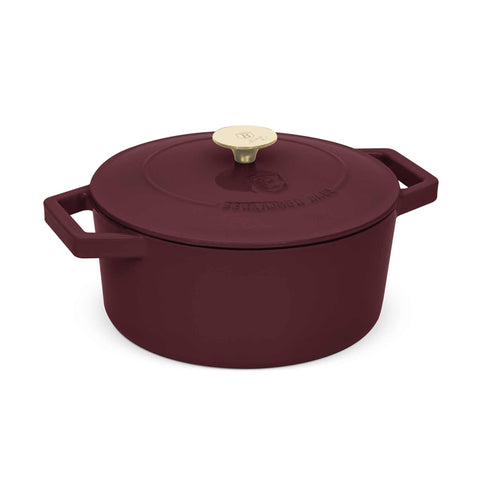 Imatge del producte de la cassola de ferro colat de 24 cm. Part de la col·lecció Leonardo. Característiques: • Material: ferro colat amb 3 capes de recobriment d'ESMALT brillant • Mida: Ø24*11 cm 4,35 L • Color: bordeus mat. (Vista d'estudi). Producte oficial de Berlinger, impulsat per Promintra sl.