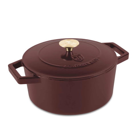 Imatge del producte de la cassola de ferro colat de 24 cm. Part de la col·lecció Leonardo. Característiques: • Material: ferro colat amb 3 capes de recobriment d'ESMALT brillant • Mida: Ø24*11 cm 4,35 L • Color: bordeus mat. (Vista d'estudi). Producte oficial de Berlinger, impulsat per Promintra sl.