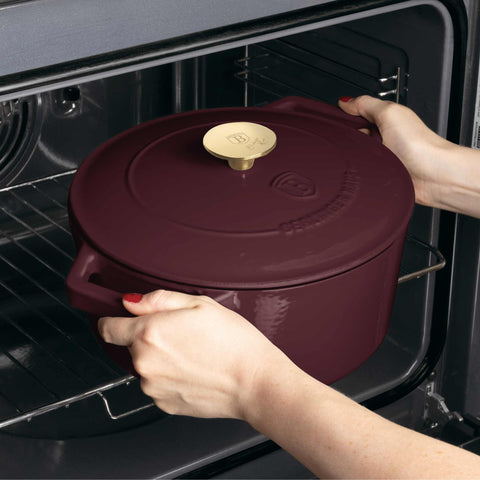 Imatge del producte de la cassola de ferro colat de 24 cm. Part de la col·lecció Leonardo. Característiques: • Material: ferro colat amb 3 capes de recobriment d'ESMALT brillant • Mida: Ø24*11 cm 4,35 L • Color: bordeus mat. (Vista d'estudi). Producte oficial de Berlinger, impulsat per Promintra sl.