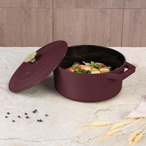 Imatge del producte de la cassola de ferro colat de 24 cm. Part de la col·lecció Leonardo. Característiques: • Material: ferro colat amb 3 capes de recobriment d'ESMALT brillant • Mida: Ø24*11 cm 4,35 L • Color: bordeus mat. (Vista d'estudi). Producte oficial de Berlinger, impulsat per Promintra sl.