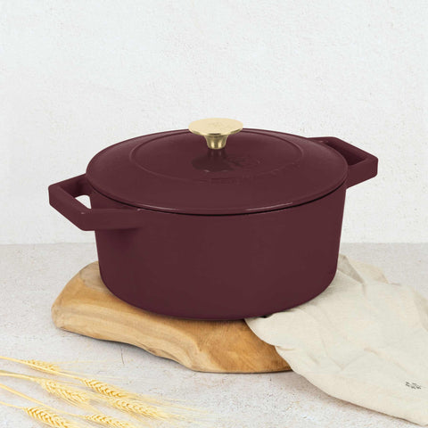 Imatge del producte de la cassola de ferro colat de 24 cm. Part de la col·lecció Leonardo. Característiques: • Material: ferro colat amb 3 capes de recobriment d'ESMALT brillant • Mida: Ø24*11 cm 4,35 L • Color: bordeus mat. (Vista d'estudi). Producte oficial de Berlinger, impulsat per Promintra sl.