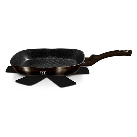 Product image of Grill pan 28cm. Part of the Metallic Line Shiny Black Edition . Features: • Material: forged aluminum • Grill pan Ø28*4,1 cm 2,1L • Color: shiny black with black shadow REGISTERED DESIGN BY BERLINGER HAUS!. (Studio view). Official Berlinger Haus product, boosted by Promintra sl.