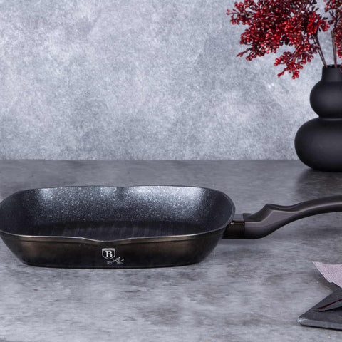 Product image of Grill pan 28cm. Part of the Metallic Line Shiny Black Edition . Features: • Material: forged aluminum • Grill pan Ø28*4,1 cm 2,1L • Color: shiny black with black shadow REGISTERED DESIGN BY BERLINGER HAUS!. (Studio view). Official Berlinger Haus product, boosted by Promintra sl.