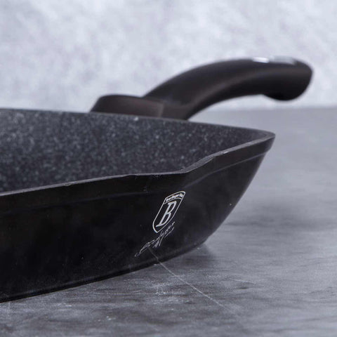 Product image of Grill pan 28cm. Part of the Metallic Line Shiny Black Edition . Features: • Material: forged aluminum • Grill pan Ø28*4,1 cm 2,1L • Color: shiny black with black shadow REGISTERED DESIGN BY BERLINGER HAUS!. (Studio view). Official Berlinger Haus product, boosted by Promintra sl.