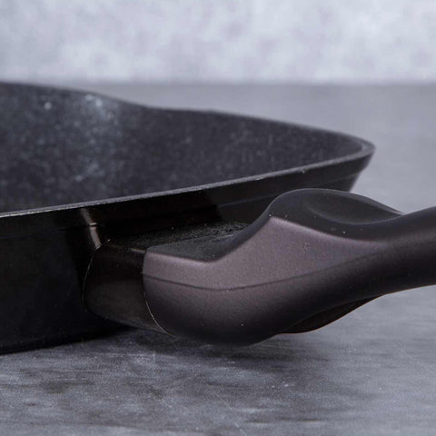 Product image of Grill pan 28cm. Part of the Metallic Line Shiny Black Edition . Features: • Material: forged aluminum • Grill pan Ø28*4,1 cm 2,1L • Color: shiny black with black shadow REGISTERED DESIGN BY BERLINGER HAUS!. (Studio view). Official Berlinger Haus product, boosted by Promintra sl.
