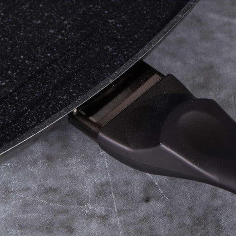 Product image of Grill pan 28cm. Part of the Metallic Line Shiny Black Edition . Features: • Material: forged aluminum • Grill pan Ø28*4,1 cm 2,1L • Color: shiny black with black shadow REGISTERED DESIGN BY BERLINGER HAUS!. (Studio view). Official Berlinger Haus product, boosted by Promintra sl.