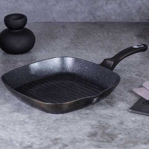 Product image of Grill pan 28cm. Part of the Metallic Line Shiny Black Edition . Features: • Material: forged aluminum • Grill pan Ø28*4,1 cm 2,1L • Color: shiny black with black shadow REGISTERED DESIGN BY BERLINGER HAUS!. (Studio view). Official Berlinger Haus product, boosted by Promintra sl.