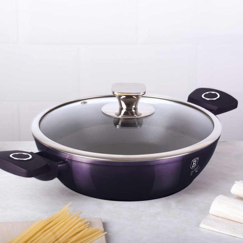 Imatge del producte de l'olla baixa amb tapa de 24 cm. Part de la col·lecció Purple Eclipse. Característiques: • Material: alumini forjat • Olla baixa amb tapa Ø24*6,5 cm 2,3L • Color: porpra metàl·lic amb ombra negra DISSENY REGISTRAT DE BERLINGER.... (Vista de l'estudi). Producte oficial de Berlinger, impulsat per Promintra sl.