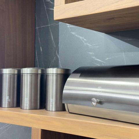 Imatge del producte de la panera amb joc de 3 recipients. Forma part de la Metallic Line Carbon Pro Edition. Característiques: • Material: acer inoxidable • Inclou: • Panera 38,5*28*18,5 cm • Sucrera Ø11*17,8 cm • Te Ø11*17,8 cm • Cafè Ø11*17... (Vista d'estudi). Producte oficial de Berlinger, impulsat per Promintra sl.