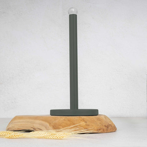 Imatge del producte del porta-rotlles de cuina. Forma part de la col·lecció Verd Mat. Característiques: • Material: acer inoxidable amb recobriment negre mat • Mida: 15*34 cm • Color: verd mat. (Vista d'estudi). Producte oficial de Berlinger, impulsat per Promintra sl.