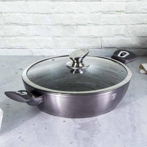 Imatge del producte de l'olla baixa amb tapa de 28 cm. Forma part de la Metallic Line Carbon Pro Edition. Característiques: • Material: alumini forjat • Olla baixa amb tapa Ø28*7,5 cm 3,8L • Color: gris fosc metàl·lic DISSENY REGISTRAT DE BERLINGER HAUS!. (Vista de l'estudi). Producte oficial de Berlinger, impulsat per Promintra sl.