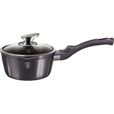 Imatge del producte de Salze pa amb tapa de 16 cm. Forma part de la Metallic Line Carbon Pro Edition. Característiques: • Material: alumini forjat • Salze pa amb tapa Ø16*7,5 cm 1,2L • Color: gris fosc metàl·lic DISSENY REGISTRAT DE BERLINGER HAUS!. (Vista de l'estudi). Producte oficial de Berlinger, impulsat per Promintra sl.
