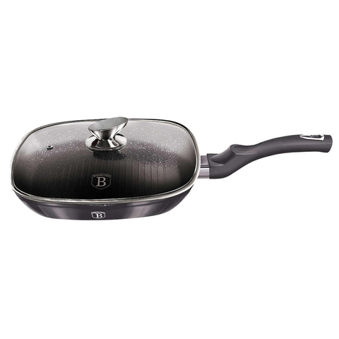 Imatge del producte de la paella amb tapa de 28 cm. Forma part de la Metallic Line Carbon Pro Edition. Característiques: • Material: alumini forjat • Paella de graella Ø28*4,1 cm 2,1L • Color: gris fosc metàl·lic DISSENY REGISTRAT DE BERLINGER HAUS!. (Vista de l'estudi). Producte oficial de Berlinger, impulsat per Promintra sl.