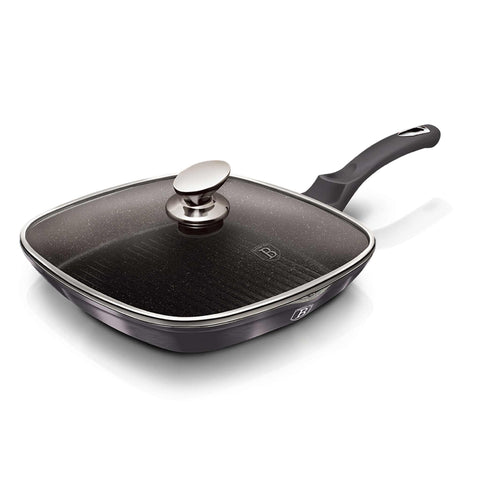 Imatge del producte de la paella amb tapa de 28 cm. Forma part de la Metallic Line Carbon Pro Edition. Característiques: • Material: alumini forjat • Paella de graella Ø28*4,1 cm 2,1L • Color: gris fosc metàl·lic DISSENY REGISTRAT DE BERLINGER HAUS!. (Vista de l'estudi). Producte oficial de Berlinger, impulsat per Promintra sl.